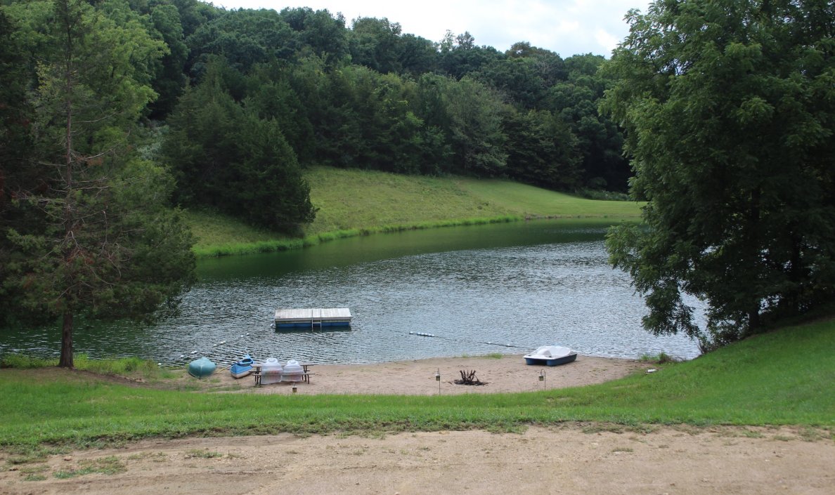 Cul-du-sac parking between cabin and beach